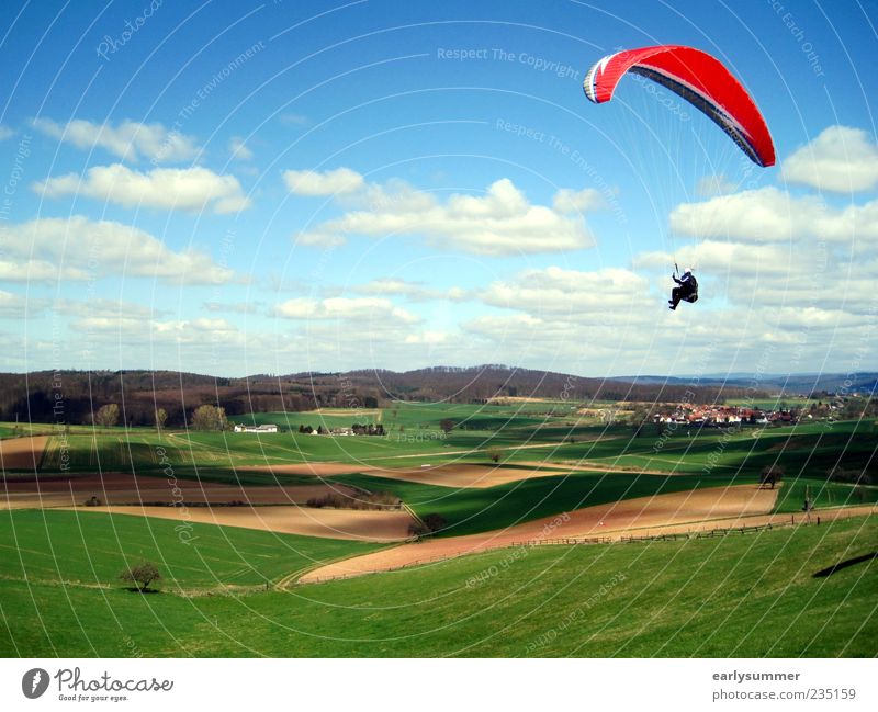 Paraglider Freizeit & Hobby Gleitschirmfliegen Abenteuer Freiheit Sportler Fallschirmspringen 1 Mensch Landschaft Wolken Schönes Wetter Wind Wiese Hügel Feld