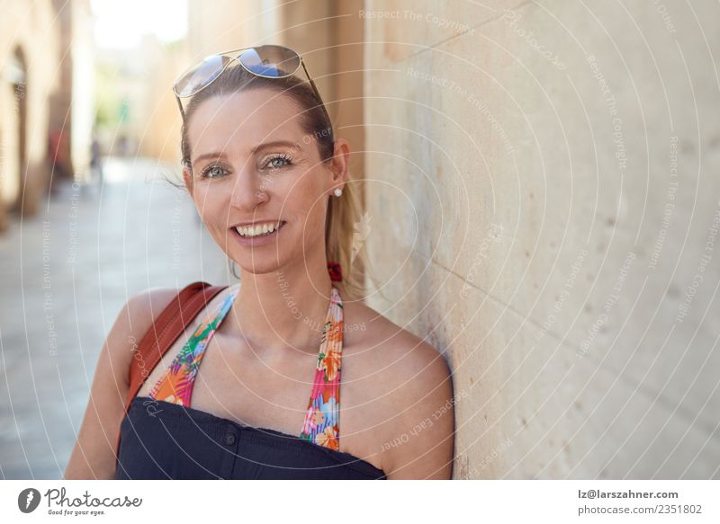 Attraktive, stylische Frau, die sich an einer Wand entspannt. Stil Glück Gesicht Erholung Ferien & Urlaub & Reisen Tourismus Sommer Erwachsene 1 Mensch