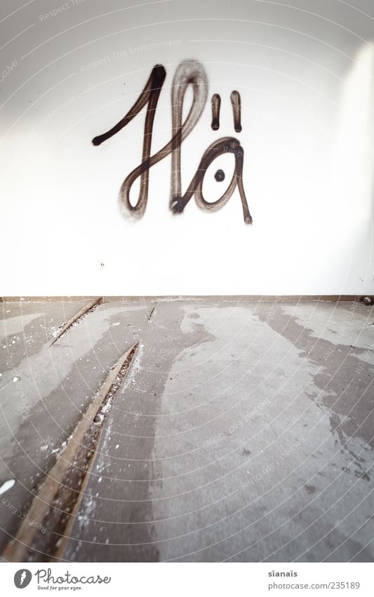 ?! Mauer Wand Schriftzeichen Graffiti skurril Fragen unklar Bodenbelag ratlos H hä Typographie Vandalismus unverstanden Rätsel leer Innenaufnahme Menschenleer