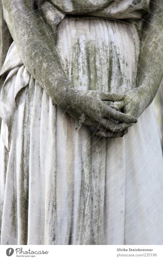 Ruhende Hände feminin Frau Erwachsene Hand Finger Kunst Kunstwerk Skulptur Statue Denkmal Bildhauerei Sehenswürdigkeit Stein festhalten stehen ästhetisch dunkel