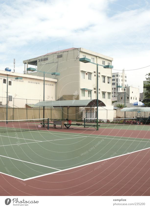 Tennis in Vietnam Sommer Sportstätten Tennisplatz Haus Bauwerk Mauer Wand Platz Außenaufnahme Menschenleer Tag Zentralperspektive