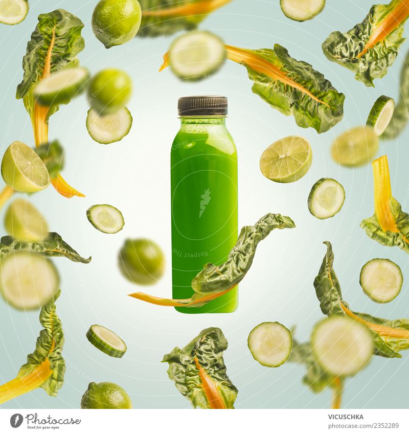 Flasche mit grünem Getränk. Saft oder Smoothie Lebensmittel Gemüse Frucht Ernährung Bioprodukte Vegetarische Ernährung Diät Erfrischungsgetränk Limonade kaufen