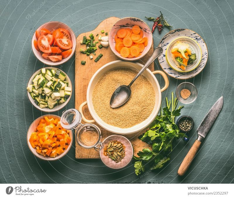 Vegetarische Ernärung mit Couscous und Gemüse Lebensmittel Getreide Kräuter & Gewürze Ernährung Mittagessen Abendessen Bioprodukte Vegetarische Ernährung Diät