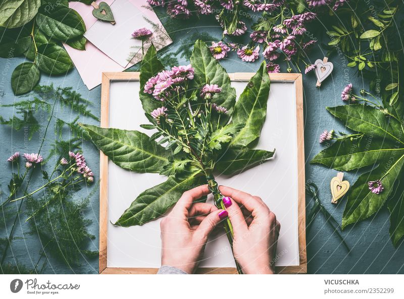 Weibliche Hände bündeln Blumenstrauß mit grünen Blättern Design Dekoration & Verzierung feminin Hand Blatt Stil Blumenhändler Ladengeschäft