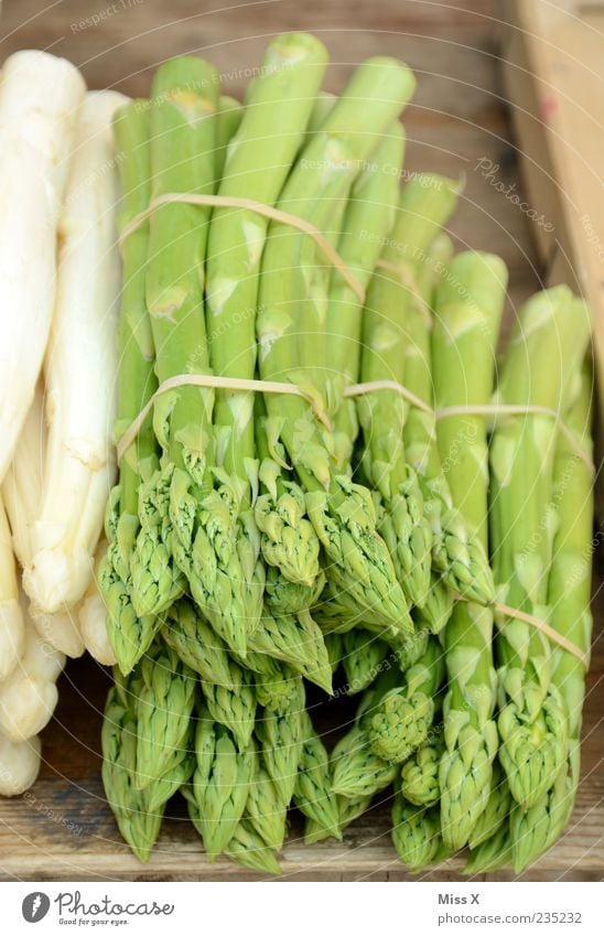 Spargelzeit Lebensmittel Gemüse Ernährung Bioprodukte Vegetarische Ernährung Diät frisch Gesundheit lecker grün Wochenmarkt Gemüsemarkt Gemüsehändler
