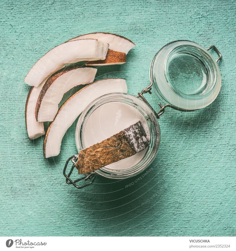 Kokosmilch im Glas mit Kokosnussscheiben Lebensmittel Ernährung Bioprodukte Vegetarische Ernährung Diät Getränk Milch Stil Design Gesundheit Gesunde Ernährung