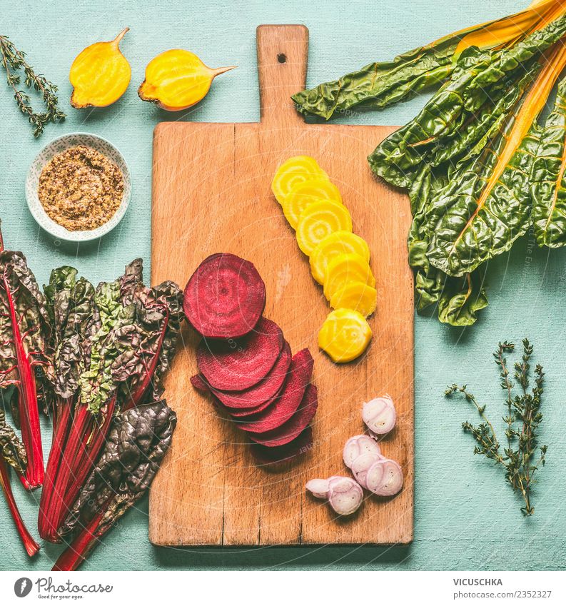 Gelbe und Rote Bete auf dem Schneidebrett Lebensmittel Gemüse Kräuter & Gewürze Ernährung Bioprodukte Vegetarische Ernährung Diät Geschirr Stil Design