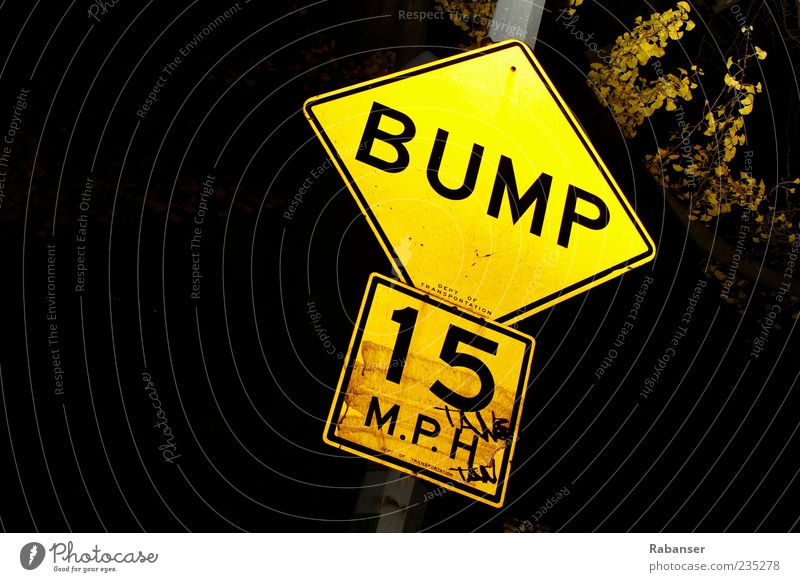 BUMP!! Verkehrszeichen Verkehrsschild dreckig dünn glänzend hell Sauberkeit gelb Manhattan Vorsicht Kilometer pro Stunde Geschwindigkeit Zeichen 15 Lampe Stab