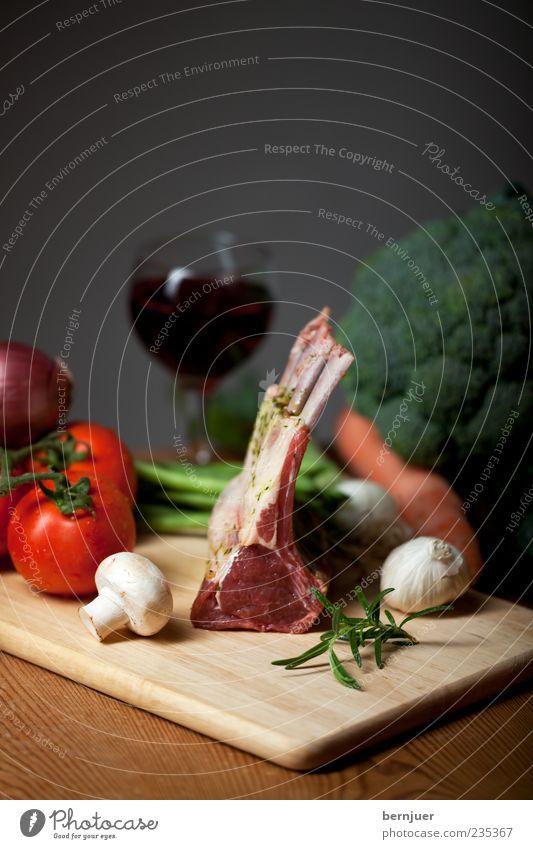 mise en place Lebensmittel Fleisch Gemüse Bioprodukte Gesundheit Lammfleisch Pilz Tomate Rosmarin Möhre Brokkoli Knoblauch Knoblauchknolle Holzbrett Tisch