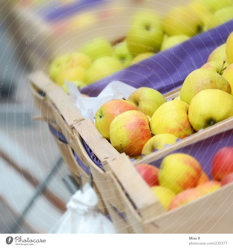 Apfelkisten Lebensmittel Frucht Ernährung Bioprodukte Vegetarische Ernährung frisch lecker saftig sauer süß Obstkiste Wochenmarkt Obstladen Ernte Farbfoto