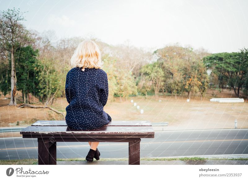 eine Frau, die allein auf einer Bank sitzt und auf die Liebe wartet. Lifestyle schön Leben Ferien & Urlaub & Reisen Freiheit Sommer Mensch Erwachsene