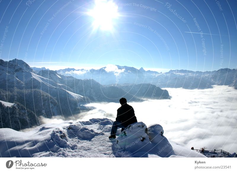 der Sinn des Ganzen Winter weiß kalt Berghang Nebel Wolken Gipfel Aussicht Mann Einsamkeit Berge u. Gebirge blau Schnee Sonne Berdesgarten Klettern Denken