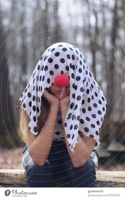 kreative Blockade | Mädchen mit Tuch und Clownsnase verkleidet Karneval Junge Frau Jugendliche Leben 1 Mensch 8-13 Jahre Kind Kindheit 13-18 Jahre Frühling