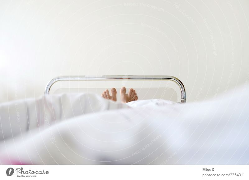 Krankenbett Gesundheitswesen Krankheit Bett liegen weiß Müdigkeit Erschöpfung Schmerz Schwäche Krankenhaus Patient Krankenzimmer Fuß Zehen schlafen Farbfoto