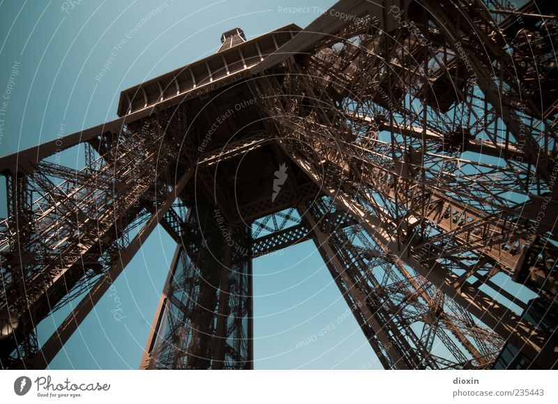 Eiffel Tower High Paris Frankreich Hauptstadt Turm Bauwerk Architektur Stahlkonstruktion Sehenswürdigkeit Wahrzeichen Tour d'Eiffel alt außergewöhnlich