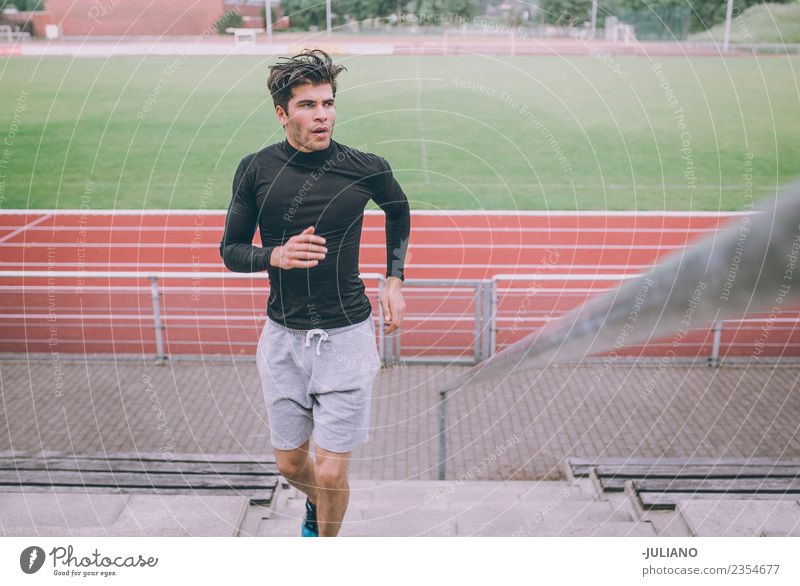 Ein junger Sportler läuft die Treppe hinauf für sein Training. Trinkwasser Lifestyle Freude Körper Gesundheit Gesunde Ernährung Gesundheitswesen sportlich