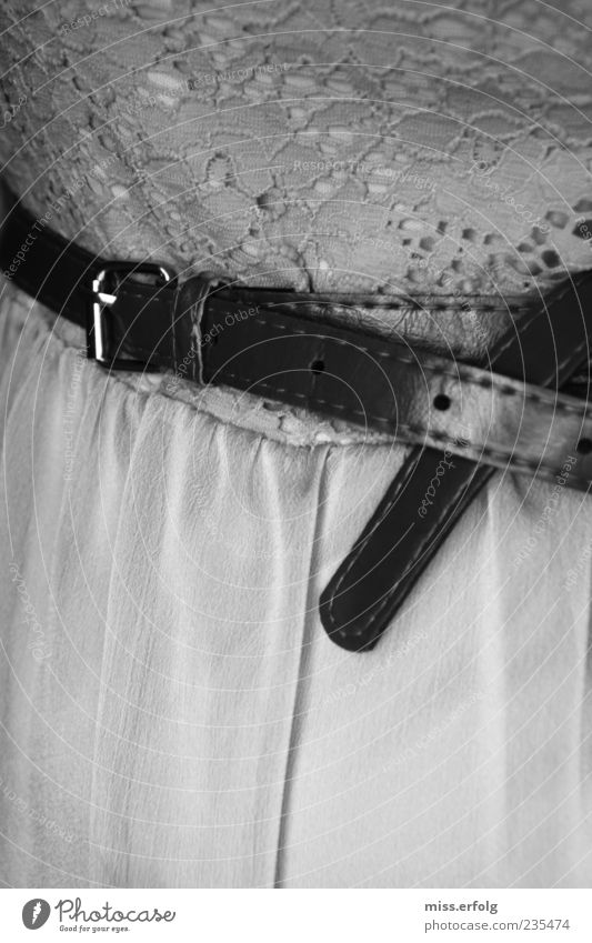 Gürtel Rose Bekleidung Kleid alt außergewöhnlich dünn Stil Gürtelschnalle Nahaufnahme Detailaufnahme grau schwarz Schwarzweißfoto Menschenleer Textfreiraum oben
