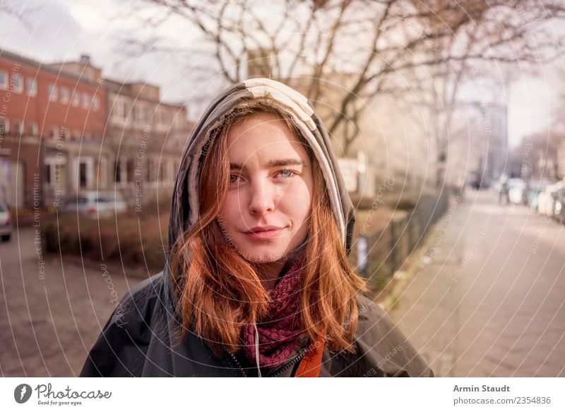 Porträt auf Straße Lifestyle Stil schön Leben Sinnesorgane Ausflug Mensch feminin Junge Frau Jugendliche Erwachsene Gesicht 1 18-30 Jahre Baum Kreuzberg