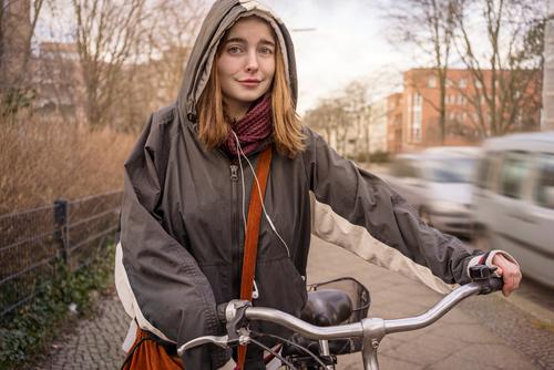 Porträt mit Fahrrad Lifestyle kaufen Stil Leben Freizeit & Hobby Fahrradfahren feminin Junge Frau Jugendliche Erwachsene 1 Mensch 18-30 Jahre Herbst Winter Wind
