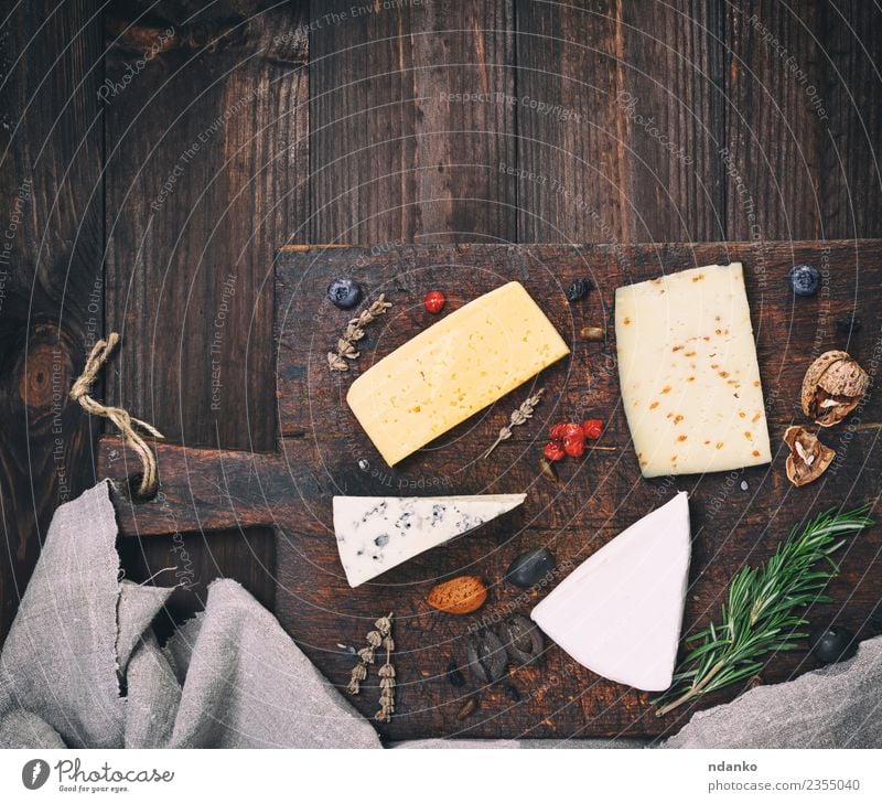 verschiedene Käsesorten Lebensmittel Ernährung Tisch Holz alt Essen blau gelb weiß Holzplatte Brie roquefort Cheddar Verschiedenheit Mahlzeit Snack