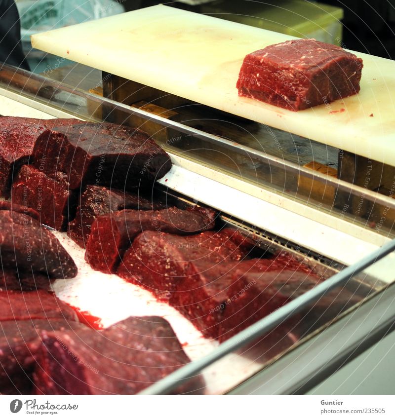 later sashimi,... Fisch Thunfisch rot Fischmarkt Teile u. Stücke Kühltruhe Schneidebrett roh Glas Metall verkaufen Handel Japan Farbfoto mehrfarbig
