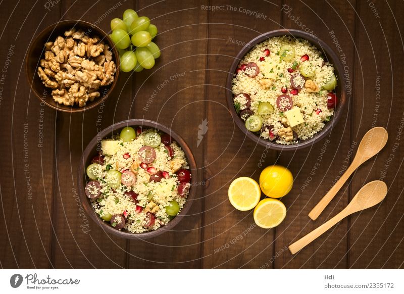 Couscous mit Trauben, Granatapfel, Nüssen und Käse Frucht Getreide Mittagessen Abendessen Vegetarische Ernährung frisch Salatbeilage Nut Walnussholz Molkerei