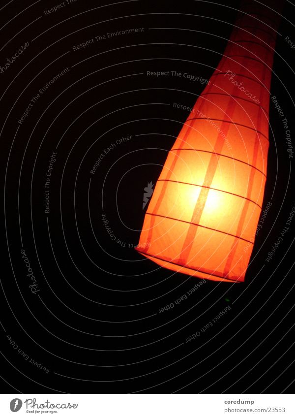 Ikea_Light Lampe dunkel rot Trichter Fototechnik verrückt