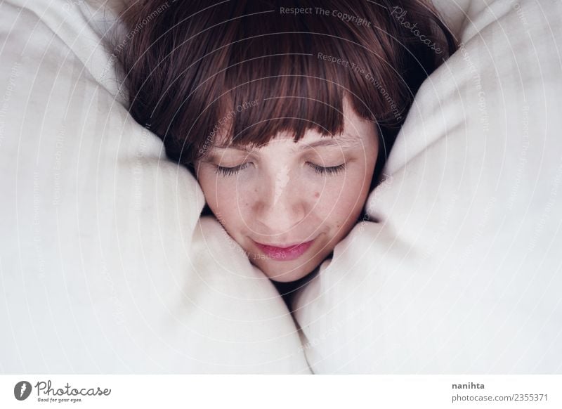 Junge Frau schläft in ihrem Bett. Lifestyle Freude schön Haut Gesicht Gesundheit Wellness Wohlgefühl Erholung ruhig Mensch feminin Jugendliche 1 18-30 Jahre