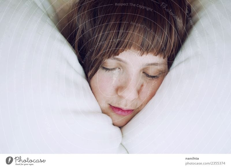 Junge Frau schläft in ihrem Bett. Lifestyle schön Haut Gesicht Gesundheit Wellness harmonisch Wohlgefühl Erholung ruhig Mensch feminin Jugendliche 1 18-30 Jahre
