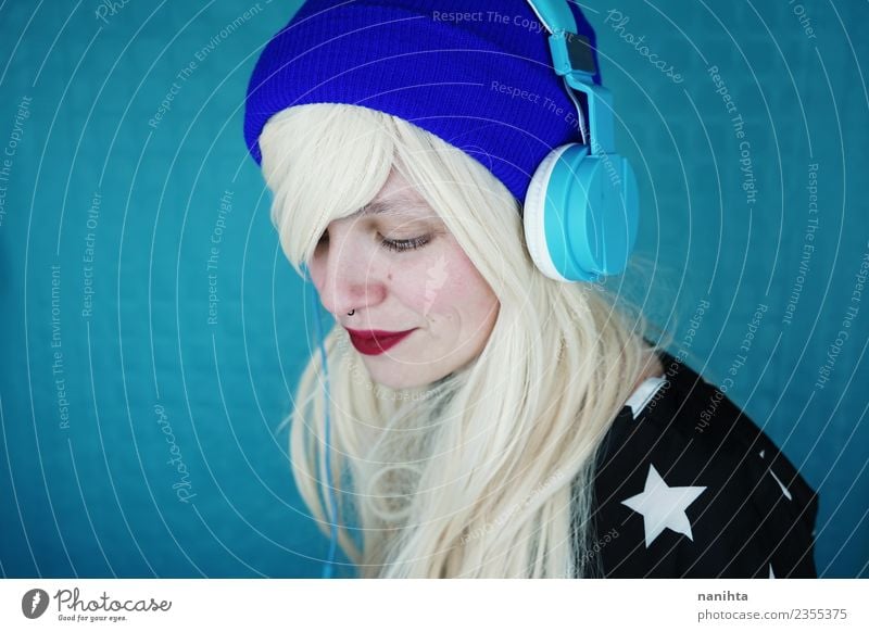 Junge blonde Frau beim Musikhören Lifestyle Stil Design Freude schön Haare & Frisuren Haut Gesicht Freizeit & Hobby Headset Technik & Technologie