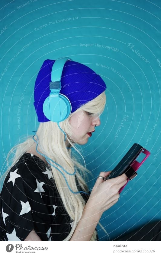 Junge Frau hört Musik mit Kopfhörer und Telefon. Lifestyle Stil Design Haare & Frisuren Freizeit & Hobby Handy MP3-Player Technik & Technologie