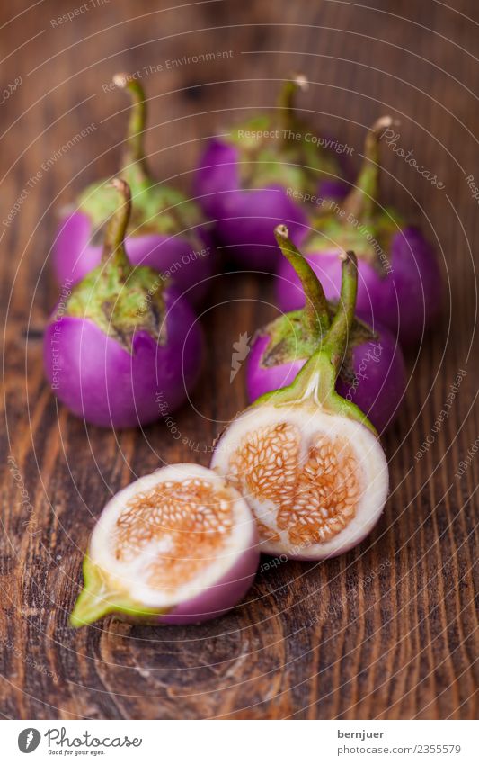 asiatische Auberginen auf dunklem Holz Lebensmittel Gemüse Ernährung Bioprodukte Vegetarische Ernährung Diät Natur Pflanze dunkel frisch klein braun violett