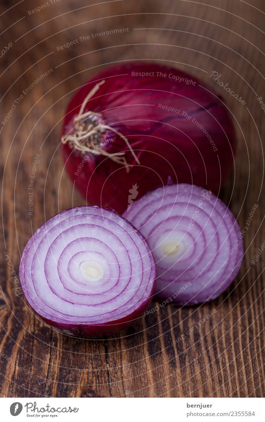 Zwiebel auf dunklem Holz Lebensmittel Gemüse Kräuter & Gewürze Ernährung Bioprodukte Vegetarische Ernährung Diät Natur Pflanze dunkel frisch klein braun violett