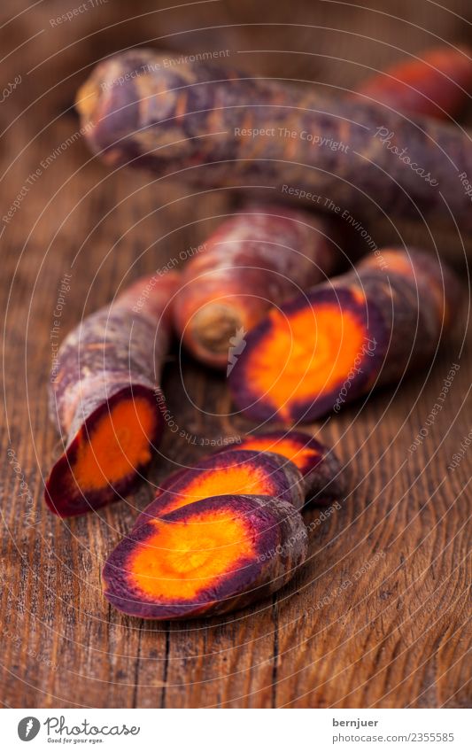 geschnittene Karotten auf dunklem Holz Lebensmittel Gemüse Ernährung Bioprodukte Vegetarische Ernährung Diät Natur Pflanze dunkel frisch klein braun violett