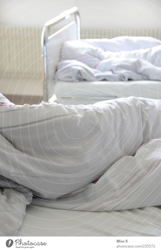Bettchen Krankheit weich weiß Krankenhaus Bettlaken Bettdecke Krankenbett Farbfoto Innenaufnahme Morgen Licht Menschenleer gebraucht