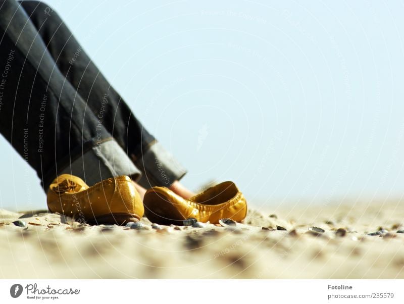 Spiekeroog | Suse ganz entspannt ;-) Mensch Frau Erwachsene Beine Umwelt Natur Urelemente Sand Himmel Wolkenloser Himmel Strand hell Zufriedenheit Erholung