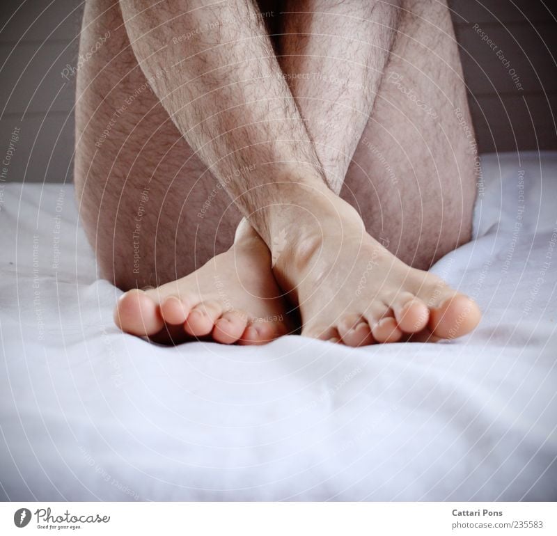 Unerreichbar maskulin Körper Haut hocken sitzen hell nah nackt natürlich dünn Scham Schutz Behaarung Fuß Beinbehaarung Beine Zehen gekreuzt Bettlaken verborgen