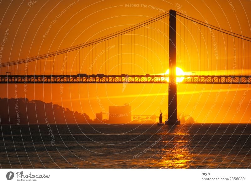 Sonne hinter Brücke | Lissabon Ferien & Urlaub & Reisen Sonnenaufgang Sonnenuntergang Sommer Hafenstadt Bauwerk Verkehr Verkehrswege Schifffahrt Zukunftsangst