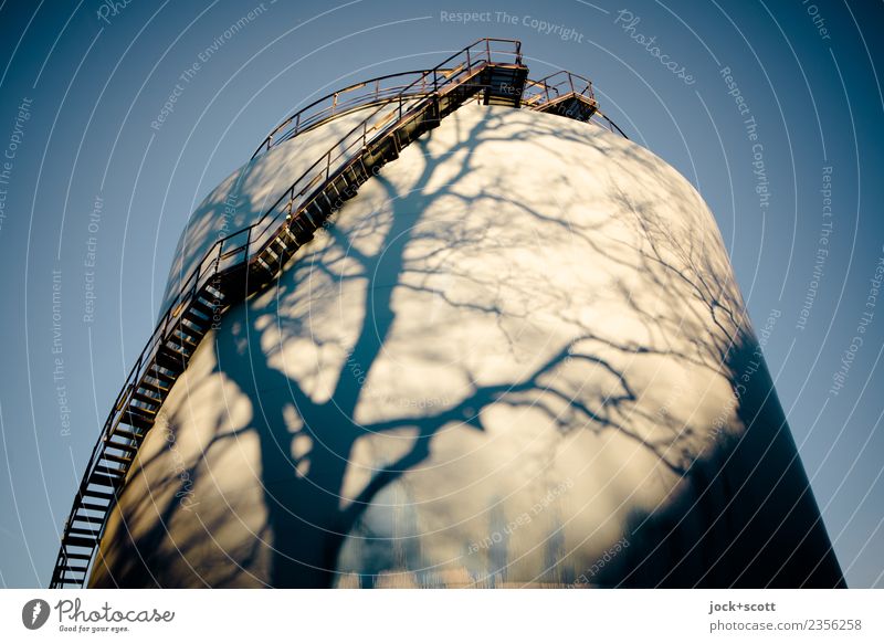 Zeit zum Auftanken Energiewirtschaft Tank Wolkenloser Himmel Winter Schönes Wetter Treppe Wärme Stimmung Surrealismus Wandel & Veränderung Schattenspiel