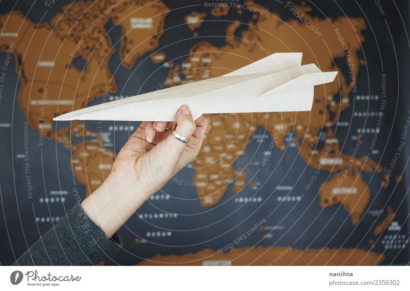 Origami Papierflugzeug gegen eine Weltkarte Lifestyle Freizeit & Hobby Handarbeit Ferien & Urlaub & Reisen Tourismus Ausflug Abenteuer Ferne Freiheit Kultur