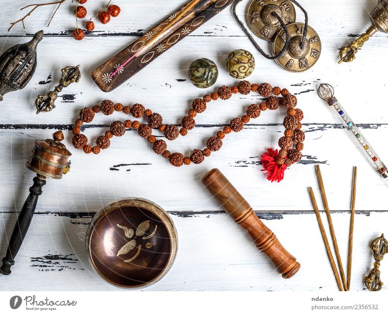 Tibetische religiöse Objekte für die Meditation Behandlung Alternativmedizin Medikament Erholung Werkzeug Stein Holz alt oben retro braun weiß Gesundheitswesen