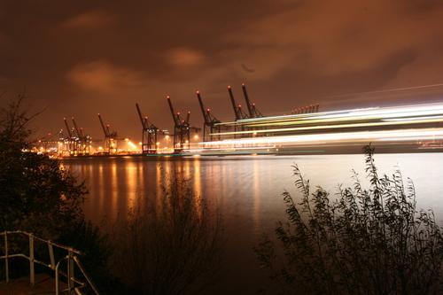 Harbour Lights Arbeitsplatz Wirtschaft Güterverkehr & Logistik Kran Sommer Flussufer Elbe Hamburg Hafenstadt Binnenschifffahrt Ferne gigantisch groß Stadt