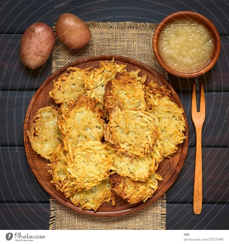 Kartoffelpuffer oder Fritter mit Apfelsauce - ein lizenzfreies Stock ...