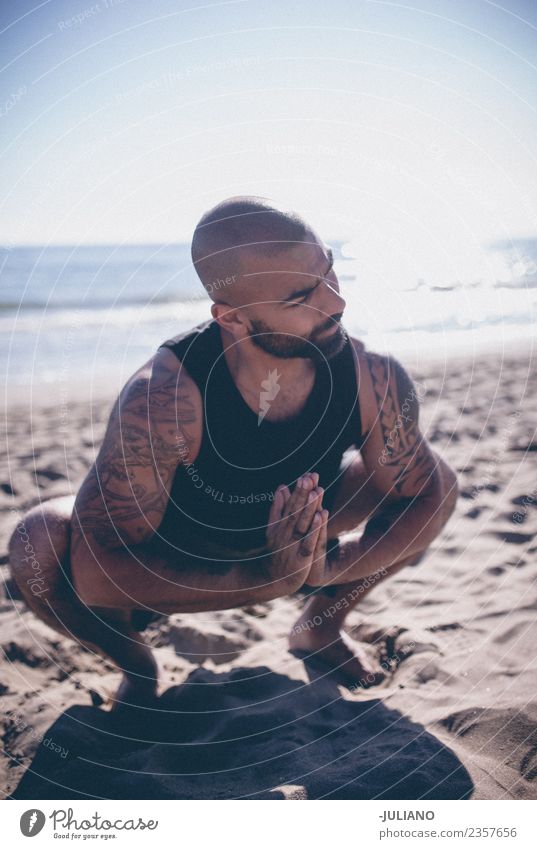 Junger Sportler macht Yoga zur Vorbereitung seines Trainings. Lifestyle Glück schön Körper Wellness Erholung Meditation Strand Sand Außenaufnahme üben attraktiv