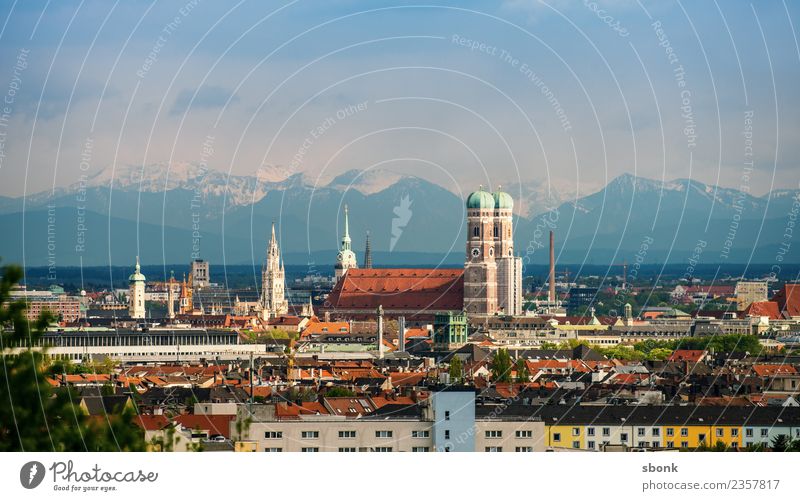 Münchener Frauenkirche und Alpenpanorama Sommer Skyline Ferien & Urlaub & Reisen Deutschland alps view urban cityscape Großstadt Architecture Bayern