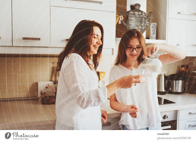 Mutter beim Frühstück mit Teenager-Tochter Lifestyle Freude Küche Kind Erwachsene Schwester Familie & Verwandtschaft Jugendliche Lächeln Umarmen Zusammensein