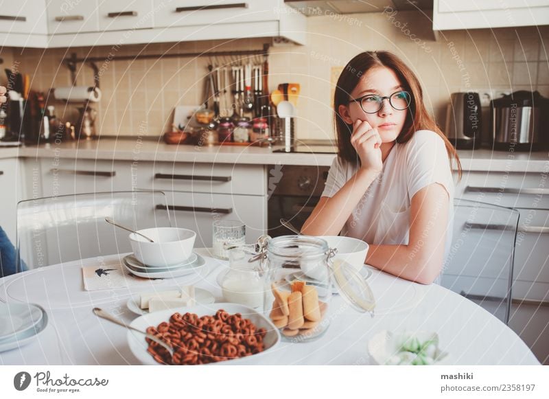 Teenager-Mädchen beim Frühstück Lifestyle Freude Glück Küche Kind Schwester Jugendliche Lächeln Umarmen Zusammensein modern weiß Partnerschaft Fürsorge