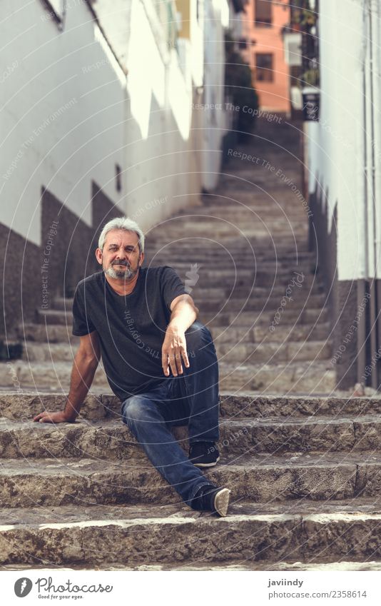 Porträt eines reifen Mannes, der auf einer Treppe auf der Straße sitzt. Lifestyle Glück Mensch maskulin Erwachsene Männlicher Senior 1 45-60 Jahre Bekleidung
