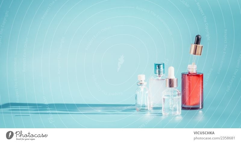 Moderne Kosmetikprodukte in den Flaschen mit Pipetten kaufen Stil Design schön Haut Parfum Creme Gesundheit Wellness Kur Spa liquide Hintergrundbild Serum