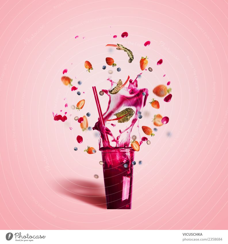 Obst Sommer Getränk spritzt aus dem Glas Lebensmittel Frucht Erfrischungsgetränk Limonade Saft Stil Design Gesundheit Gesunde Ernährung trendy rosa Milchshake
